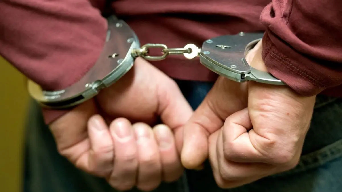 Justizbeamten demonstrieren am 21.05.2014 im Strafjustizzentrum in München (Bayern) während einer Vorführung das Anlegen von Handschellen. Vom 19.-24.05.2014 findet in Bayern die Woche der Justiz statt. Interessierte Besucher können sich mittels Führungen und Vorträgen über die Abläufe an den Gerichten informieren. Foto: Sven Hoppe/dpa +++(c) dpa - Bildfunk+++