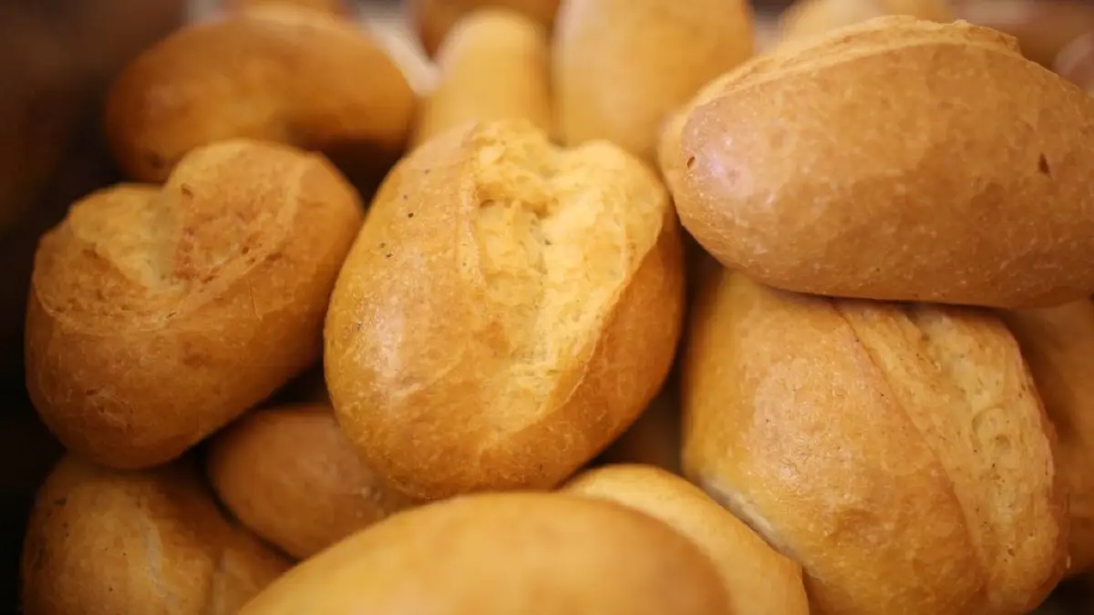 ARCHIV - Brötchen liegen am Donnerstag (22.07.2010) bei einem Bäcker in Köln in einem Korb. Brot und Brötchen kaufen die Verbraucher immer häufiger im Supermarkt oder beim Discounter. Deshalb gehen in vielen Backbetrieben die Lichter aus. 6000 Unternehmen könnten dem Trend zum Opfer fallen. Foto: Oliver Berg dpa/lnw +++(c) dpa - Bildfunk+++
