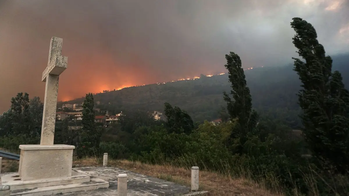 Waldbrände wüten am 17.07.2017 in Zrnovnica in der Nähe von Split (Kroatien). In einem Großeinsatz von Feuerwehr und Soldaten ist das Übergreifen der Waldbrände auf die kroatische Adriastadt Split verhindert worden. (zu dpa «Übergreifen von Waldbränden auf Adriastadt Split verhindert» vom 18.07.2017) Foto: Mario Strmotic/HINA/dpa +++(c) dpa - Bildfunk+++