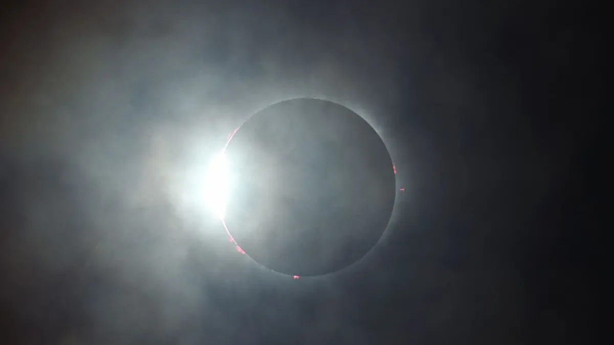 Letztes Licht vor der totalen Sonnenfinsternis im Jahr 1999: Der sogenannte Diamantring-Effekt.