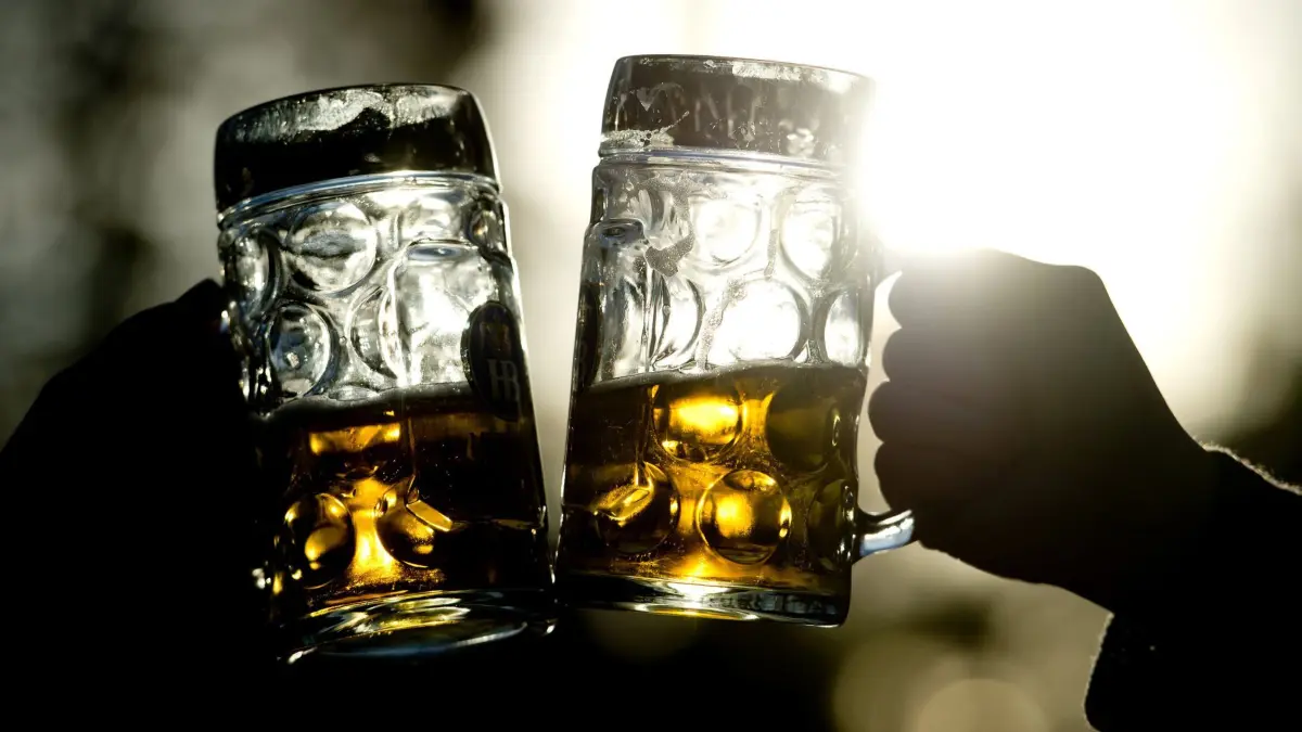 ARCHIV - ILLUSTRATION - Frauen stoßen am 02.11.2014 in einem Biergarten in München (Bayern) mit zwei Bierkrügen an. Alkohol vor 18.00 Uhr ist für den größten Teil der Bundesbürger verpönt. (zu dpa «Tagsüber Alkohol trinken ist für die meisten verpönt» vom 12.12.2016) Foto: Sven Hoppe/dpa +++(c) dpa - Bildfunk+++