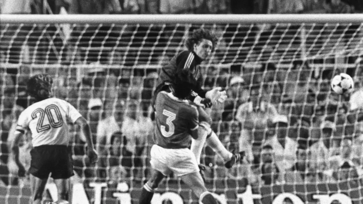 ARCHIV - Der deutsche Nationaltorwart Harald (Toni) Schumacher springt während des Halfinalspiel im Sanchez-Pizjuan-Stadion in Sevilla aus vollem Lauf den französischen Spieler Patrick Battiston (3) an (Archivfoto vom 08.07.1982). Battiston hat dem deutschen Torhüter längst verziehen, «ein paar Tage später entschuldigte sich Schumacher bei mir. Ich nahm die Entschuldigung an», sagte der ehemalige französische Fußball-Nationalspieler, der am kommenden Montag seinen 50. Geburtstag feiert. (zu dpa-KORR: "Battiston wird 50 - Mit «Toni» Schumacher längst wieder versöhnt" vom 09.03.2007) +++(c) dpa - Bildfunk+++