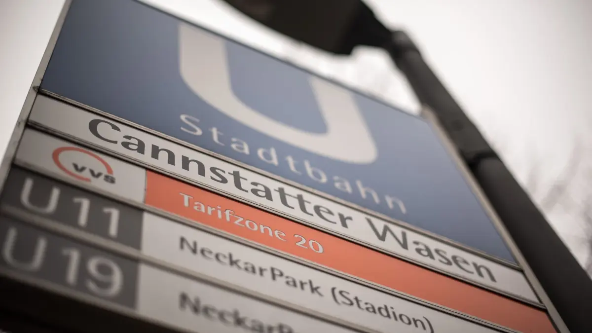 Stuttgart, Stadtbahn Haltestelle Cannstatter Wasen, der Hoehenunterschied zwischen dem Wagon und dem Bahnsteig ist hier groesser als bei den anderen Stationen.
Gefahr für Behinderte!