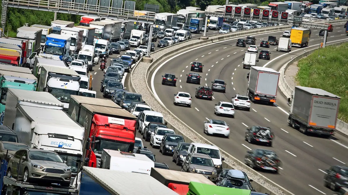 ILLUSTRATION - 12.07.2018, Baden-Württemberg, Stuttgart: Autos stehen auf der Autobahn 8 in einem Stau. An fünf neuen Stellen soll auf Autobahnen in Baden-Württemberg im Jahr 2019 zusätzlich gebaut werden. (zu dpa «An fünf Autobahnbaustellen wird 2019 Tag und Nacht gearbeitet» vom 29.12.2018) Foto: Sebastian Gollnow/dpa +++ dpa-Bildfunk +++
