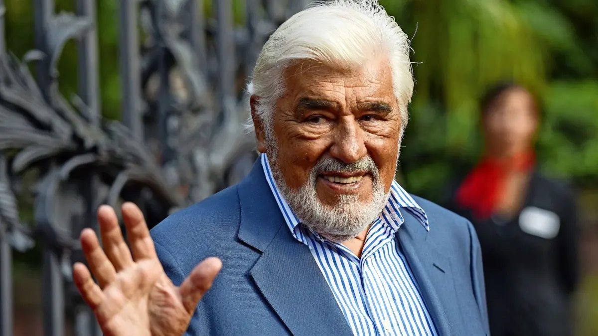 Schauspieler Mario Adorf winkt am 15.07.2016 in Worms (Rheinland-Pfalz) vor der Premiere der Nibelungen-Festspiele den Fotografen zu. ·GOLD. Der Film der Nibelungen· zeigt in der aktuellen Inszenierung einen Filmdreh vor dem Dom über den Königinnenstreit der Nibelungensage. Foto: Andreas Arnold/dpa +++(c) dpa - Bildfunk+++