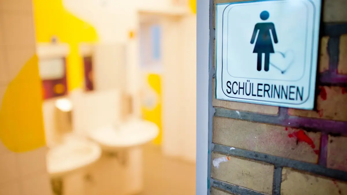 ARCHIV - ILLUSTRATION - 27.11.2013, Niedersachsen, Hannover: Ein Schild "Schülerinnen" hängt an einer Schultoilette eines Gymnasiums. (zu dpa «Aufs Schulklo nur mit Schutzausrüstung? - Petition gestartet» vom 22.02.2018) Foto: Julian Stratenschulte/dpa +++ dpa-Bildfunk +++