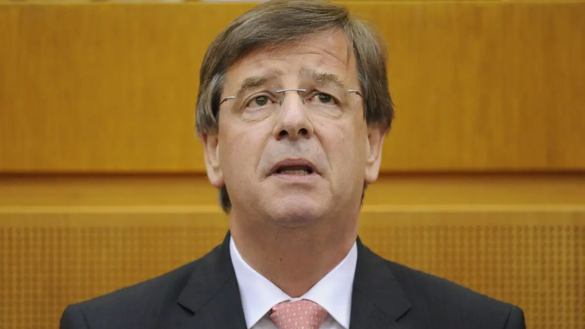 Der baden-württembergische Finanzminister Willi Stächele (CDU) schaut am Dienstag (13.07.2010) während einer Plenarsitzung im Landtag in Stuttgart nach oben. Themen der Debatte waren unter anderem der Nachtrag zum Etat 2010/11, Debatten über Windkraft und Wasserkraft und die Verabschiedung der Novelle zum Landesbankgesetz. Foto: Marijan Murat dpa/lsw +++(c) dpa - Bildfunk+++