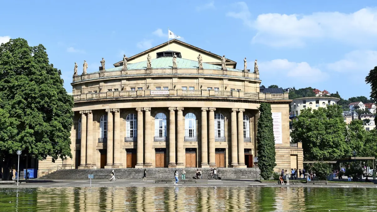27.06.2019, Baden-Württemberg, Stuttgart: Die Fassade der Opernhauses aufgenommen im Abendlicht. Eine größere Bühne? Oder gleich ein ganz neuer Bau? Nur wenige Hundert Meter von der Mammutbaustelle Stuttgart 21 entfernt soll die Oper saniert werden. (zu dpa: "Stuttgart entscheidet über den Opernbau") Foto: Bernd Weißbrod/dpa +++ dpa-Bildfunk +++ | Verwendung weltweit