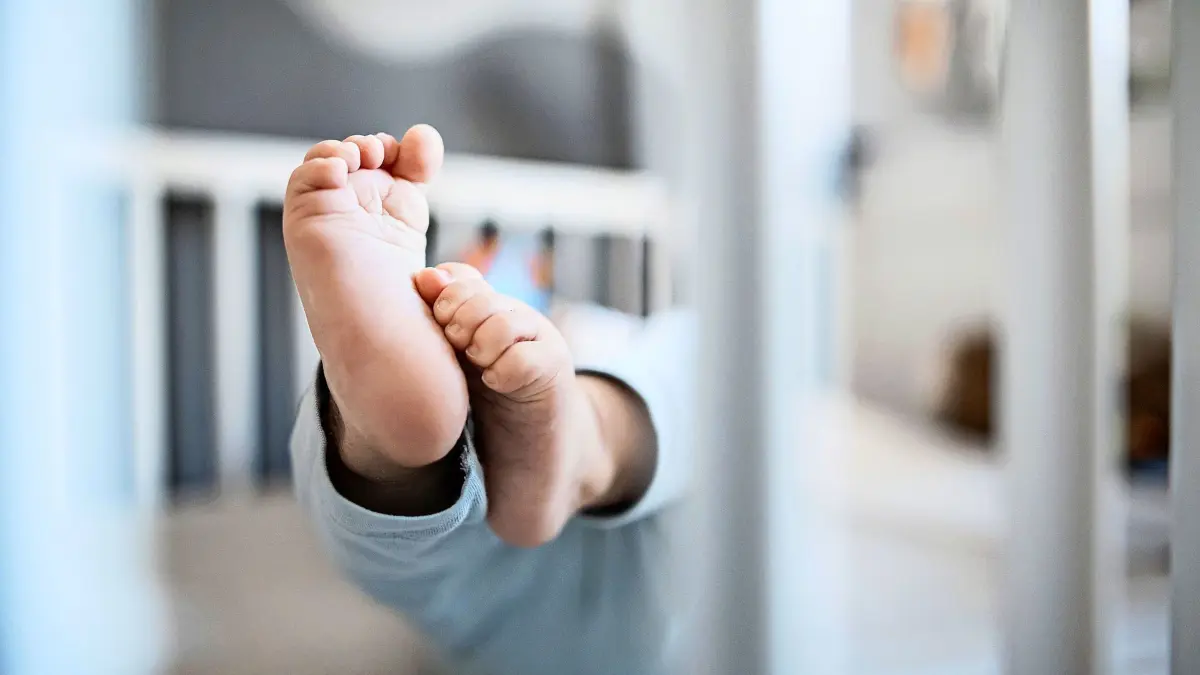 ARCHIV - 30.12.2019, Nordrhein-Westfalen, Oberhausen: Die Füße eines Babys sind in einem Kinderbett zu sehen. Auf der Hitliste beliebter Baby-Vornamen könnten Lena und Emil 2020 sehr weit vorne landen. Das geht aus einer ersten Stichprobe der Gesellschaft für deutsche Sprache (GfdS) bei rund einem Dutzend Standesämtern hervor. (zu dpa: «Prognose: Lena und Emil mit Chancen für Top-Platz auf Namenshitliste») Foto: Fabian Strauch/dpa +++ dpa-Bildfunk +++