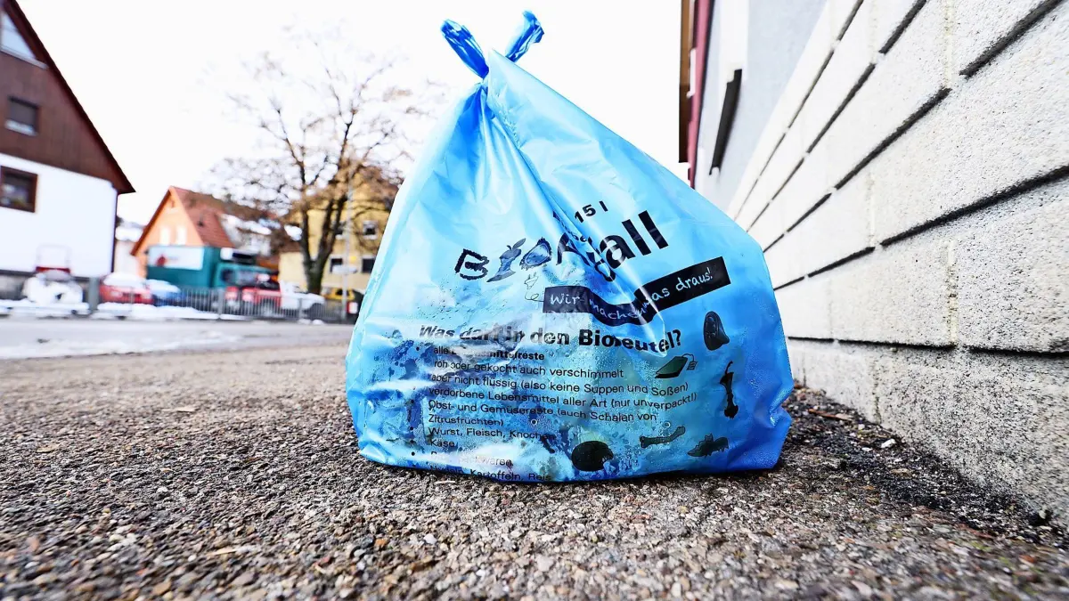 Bioabfall Entsorgung der Abfallwirtschaftsbetriebe des Landkreises Göppingen. In Geislingen zur Abholung bereit gestellte Biomüllsäcke (Biobeutel). Hier In der Stuttgarter Straße.