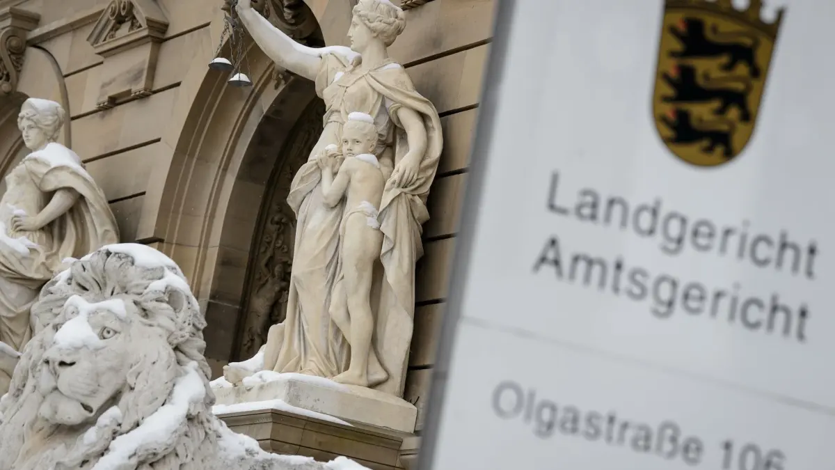 ARCHIV - 22.02.2018, Baden-Württemberg, Ulm: Das Gebäude des Amts- und Landgerichts in Ulm. Vor dem Landgericht beginnt am 10. Mai der Prozess gegen eine 33-jährige Frau. Sie soll Feuer vor einem türkischen Geschäft und einer Asylbewerberunterkunft im Kreis Göppingen gelegt haben. (zu dpa: «Feuer vor Asylbewerberunterkunft - Frau wegen Mordversuchs angeklagt» vom 10.05.2019) Foto: Sina Schuldt/dpa +++ dpa-Bildfunk +++