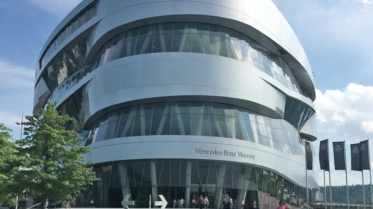 135 Jahre Automobil- und Unternehmensgeschichte erweckt das Mercedes-Benz Museum in
Stuttgart- Untertürkheim zum Leben. SYS.TEC erhielt den Auftrag, die seit der Eröffnung 2006 bestehende Gebäudeautomatisierung zu erneuern und zu modernisieren. Dafür entwickelte der Systemintegrator aus Holzgerlingen eine Lösung basierend auf dem WAGO I/O-System und der Building Management Software B-CON.