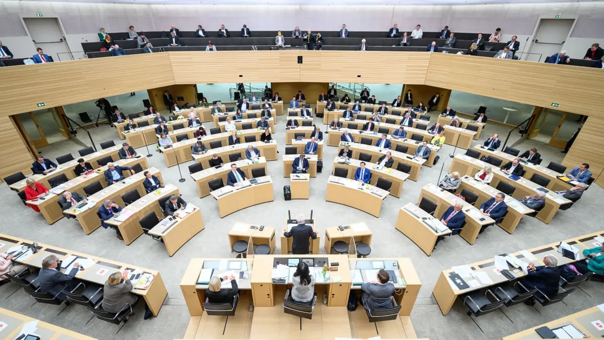 ARCHIV - 29.04.2020, Baden-Württemberg, Stuttgart: Winfried Kretschmann (vorne - Bündnis 90/Die Grünen), Ministerpräsident von Baden-Württemberg, spricht während seiner Regierungserklärung zum Umgang mit der Corona-Pandemie in der 117. Sitzung des 16. Landtags von Baden-Württemberg. Im Plenum und auf der Regierungsbank sitzen die Abgeordneten und Minister mit einem Mindestabstand. (zu dpa: «CDU-Sozialflügel fordert Verhaltenskodex für Abgeordnete wie bei CSU») Foto: Sebastian Gollnow/dpa +++ dpa-Bildfunk +++
