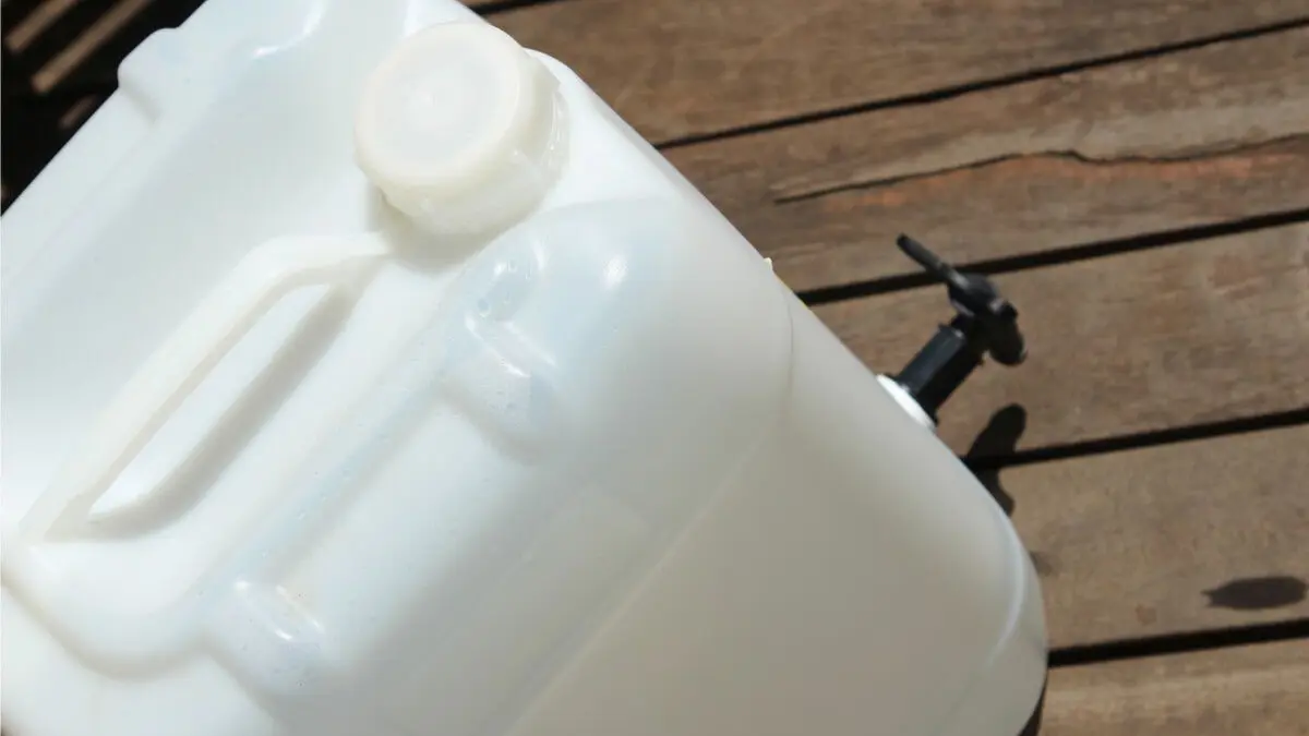 Erfahren Sie, wie Sie Wasserkanister gründlich reinigen, Keime und Ablagerungen entfernen und die Hygiene für Trinkwasser sicherstellen können.