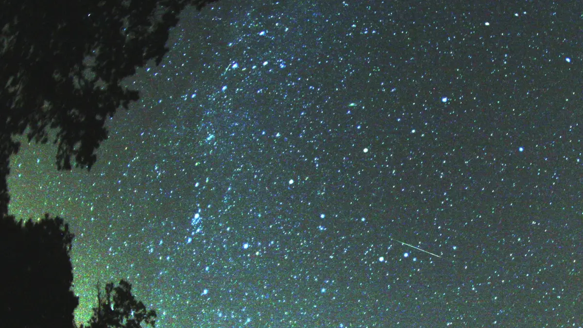 Ein Perseiden-Meteor: Damit sind Meteore größer als interplanetarer Staub, aber deutlich kleiner als Asteroide. Sie stammen von Asteroiden, Kometen, Zwergplaneten oder Planeten und sind durch Einschlag, Zusammenprall oder planetarische Anziehungskräfte herausgelöst und ins Weltall geschleudert worden.