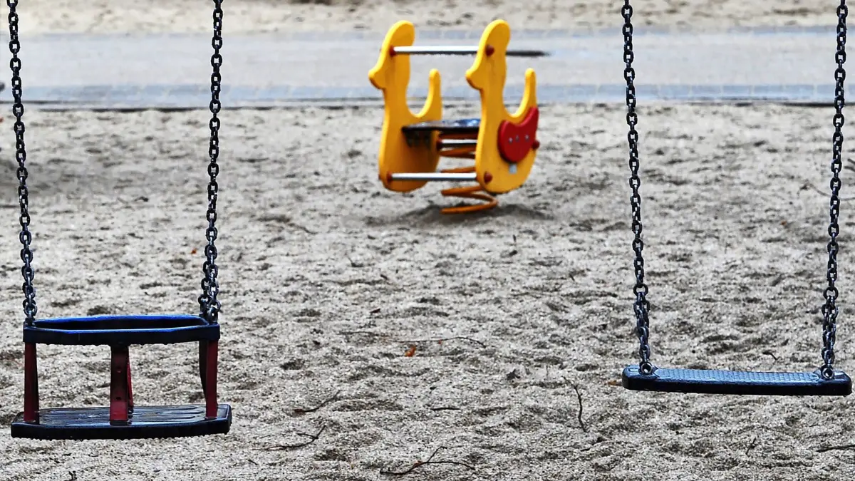 ARCHIV - 02.04.2015, Sachsen, Dresden: Menschenleer ist ein Kinderspielplatz. In Sachsen-Anhalt bleiben vergleichsweise wenige Frauen kinderlos. Gleichzeitig haben die Mütter durchschnittlich so wenige Kinder wie in keinem anderen Bundesland - nämlich 1,6. Bundesweit sind es 2,0. Das zeigen Daten, die das Statistische Bundesamt am Mittwoch in Wiesbaden veröffentlichte (zu dpa «Vergleichsweise niedrige Kinderlosigkeit im Land - viele Einzelkinder») Foto: Matthias Hiekel/zb/dpa +++ dpa-Bildfunk +++