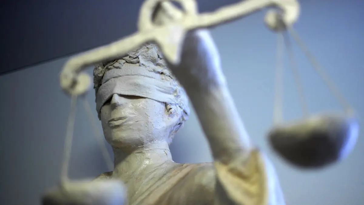 ARCHIV - ILLUSTRATION - Die Statue Justizia ist am 25.01.2011 im Amtsgericht in Hannover zu sehen. Foto: Peter Steffen/dpa (zu dpa Berichterstattung über den 70.Deutschen Juristentag vom 19.09.2014) +++(c) dpa - Bildfunk+++