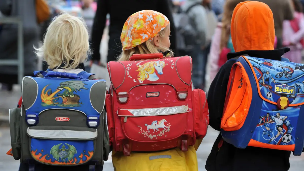 ARCHIV - 14.09.2009, Baden-Württemberg, Freiburg: Drei Kinder laufen mit ihren Schulranzen zur Schule. (Zu dpa «Kretschmann macht im Streit um Ganztag in Grundschule Druck auf Bund») Foto: dpa +++ dpa-Bildfunk +++