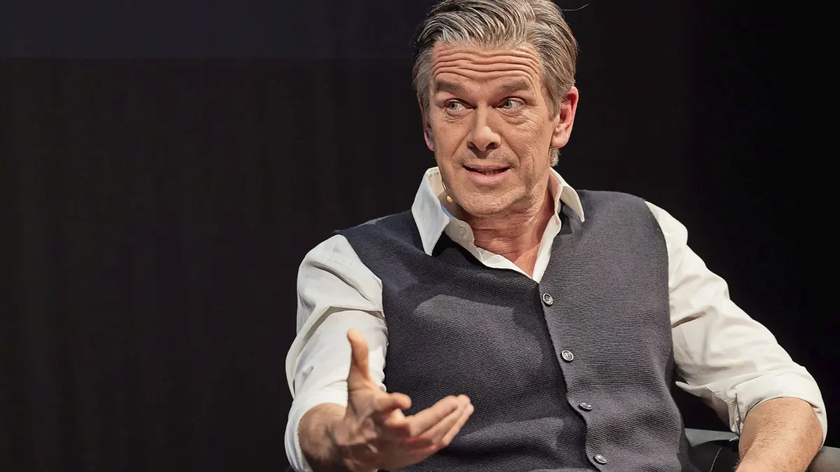 22.01.2023, Hamburg: Markus Lanz, Moderator, sitzt anlässlich des Buches über ihn auf der Bühne im Thalia Theater. Der Autor und Chefredakteur des «Hamburger Abendblattes», Haider, beschreibt in seinem neuen Buch «Das Phänomen Markus Lanz. Auf jede Antwort eine Frage» unter anderem, wie Markus Lanz in Deutschland zu einem geachteten Talkshow-Moderator geworden ist. Foto: Georg Wendt/dpa +++ dpa-Bildfunk +++