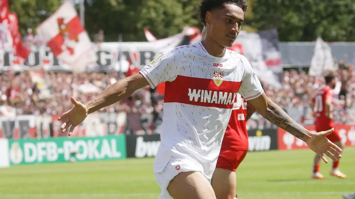 BAU // Reutlingen, Fußball 1.Runde DFB-Pokal TSG Balingen vs. VfB Stuttgart , Enzo Millot ( VFB ) jubelt nach seinem Tor zum 0 : 1
Gemäß den Vorgaben des DFb Deutsche Fußball Bundes ist es untersagt, in dem Stadion und/oder vom Spiel angefertigte Fotoaufnahmen in Form von Sequenzbildern und/oder videoähnlichen Fotostrecken zu verwerten bzw. verwerten zu lassen.