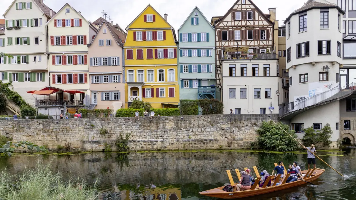 Neckarfront Tübingen mit typischem Stocherkahn. // Tübingen, Baden-Württemberg, Deutschland.