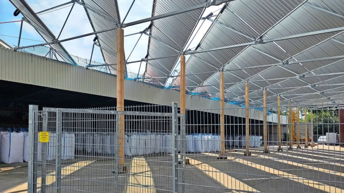 Solarthermie Flop bei der Nahwärme in Horb. Die Ständeranlage der Firma Cupasol ist inzwischen mit Holzbalken gesichert - statische Probleme