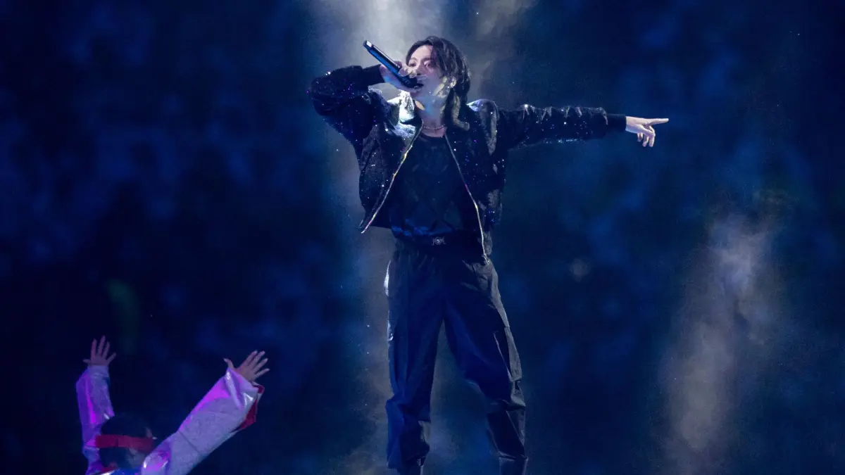 Der südkoreanische Superstar, Sänger und Tänzer Jungkook von der Band BTS (Bangtan Boys) singt bei der Eröffnungsfeier der Fußball–WM im Al–Bait Stadion. Die beiden letzten Mitglieder der siebenköpfigen südkoreanischen Super–Boygroup BTS haben ihren Militärdienst begonnen. Die Sänger und Tänzer Jimin (28) und Jungkook (26) trafen am Dienstag 12.12.2023 in einem militärischen Ausbildungszentrum in Yeoncheon nahe der Grenze zu Nordkorea ein(zu dpa BTS–Sänger leisten Wehrdienst — Jimin und Jungkook treten zuletzt an)