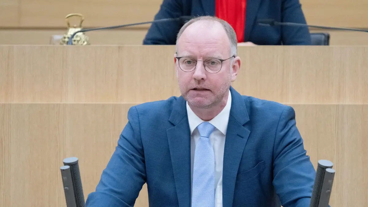 Timm Kern (FDP), bildungspolitischer Sprecher der FDP–Landtagsfraktion, spricht während einer Plenarsitzung im Landtag von Baden–Württemberg. Thema war unter anderem eine aktuelle Debatte zur Bildungspolitik.