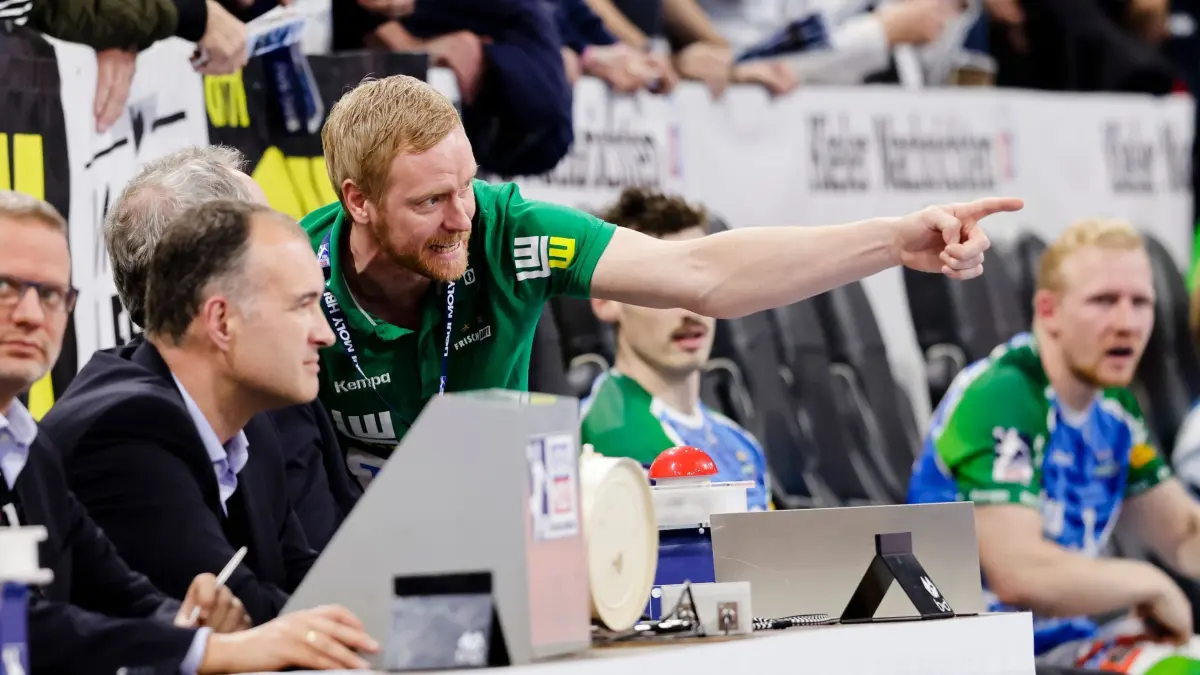 Handball, Bundesliga, 12. Spieltag, THW Kiel — Frisch Auf Göppingen, Wunderino Arena: Göppingens Co–Trainer Christian Schöne (M) ist im Gespräch mit dem Kampfgericht. Der Sportliche Leiter treibt die Verjüngung des Kaders voran. (zu dpa: „Göppingen treibt Verjüngung voran: Buchele erhält Profivertrag»)