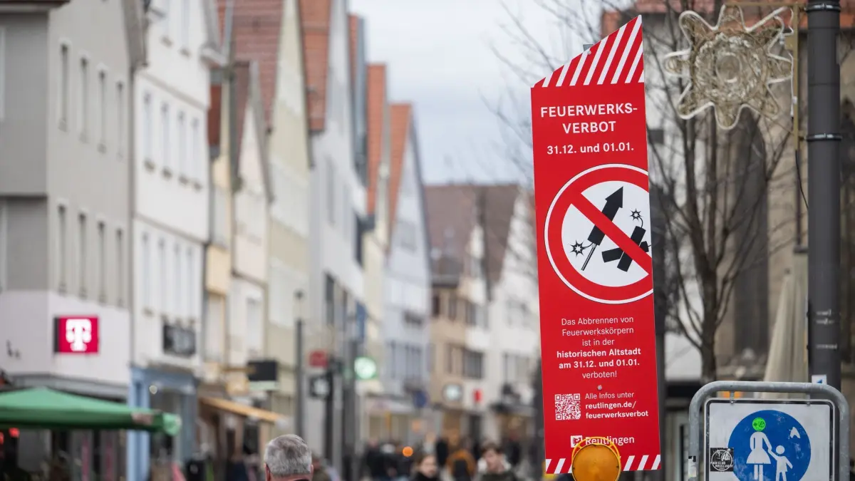 Ein Schild weist auf ein Feuerwerksverbot in der historischen Altstadt am 31.12. und 01.01. hin. Mit einer Allgemeinverfügung schließt sich Reutlingen anderen Städten an, in denen bereits seit einigen Jahren ein kommunales Böllerverbot gilt. In der Reutlinger Altstadt sind Böller und Raketen an Silvester tabu.