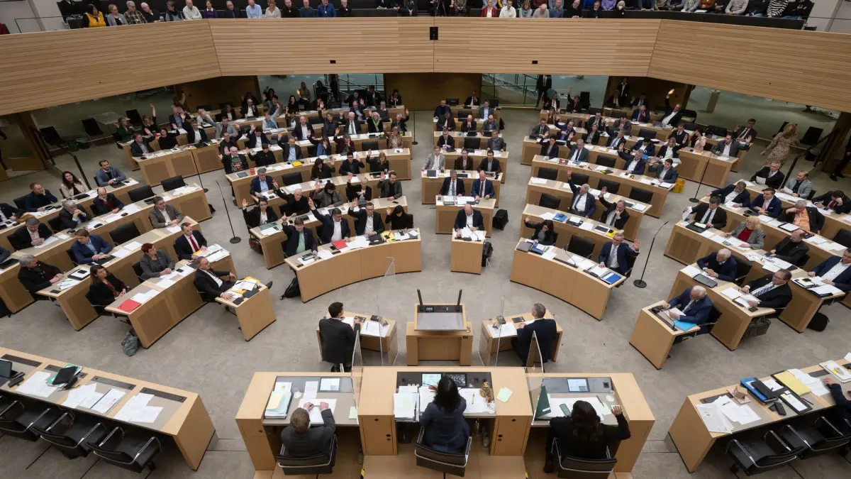 Landtagsabgeordnete nehmen an einer Abstimmung zum Haushalt während einer Plenarsitzung im Landtag von Baden–Württemberg teil. (zu dpa: „FDP klagt gegen Stopp des Volksbegehrens zu Landtagsverkleinerung»)
