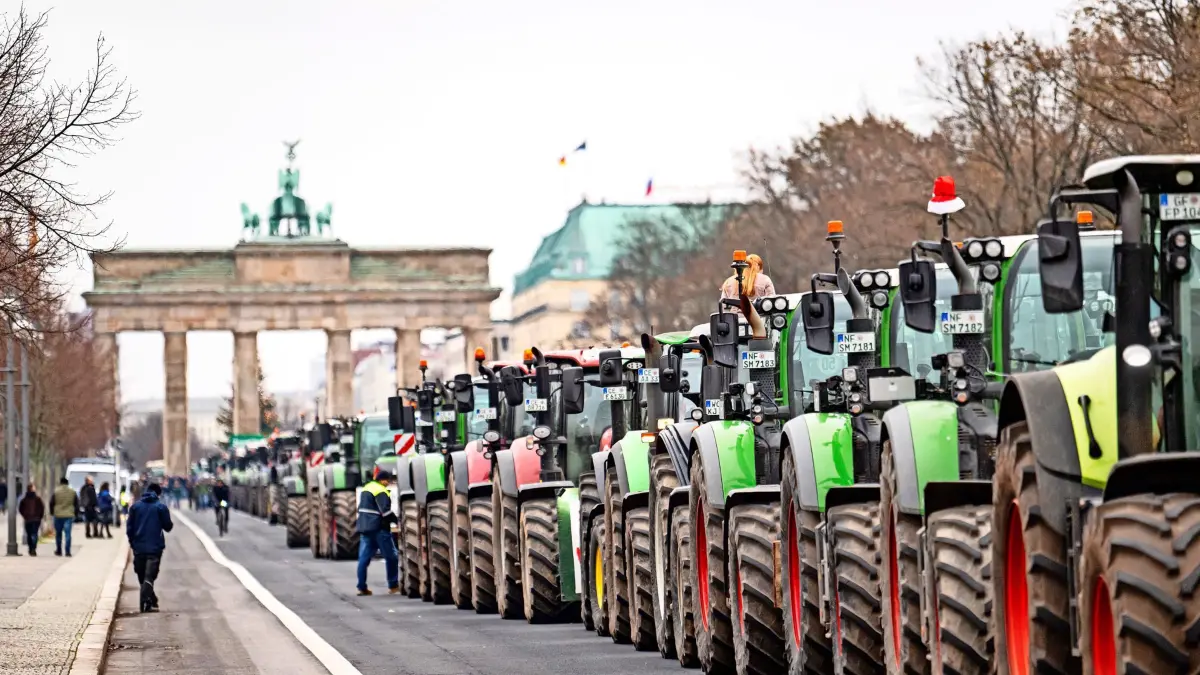 18.12.2023, Berlin: Landwirte nehmen mit Traktoren mit der Aufschrift "Stirbt der Bauer stirbt das Land" auf einer Demonstration des Deutschen Bauernverbandes unter dem Motto «Zu viel ist zu viel! Jetzt ist Schluss!» teil. Anlass sind die Pläne der Bundesregierung, den Agrardiesel und die Kfz-Steuerbefreiung für die Land- und Forstwirtschaft zu streichen. Foto: Fabian Sommer/dpa +++ dpa-Bildfunk +++
