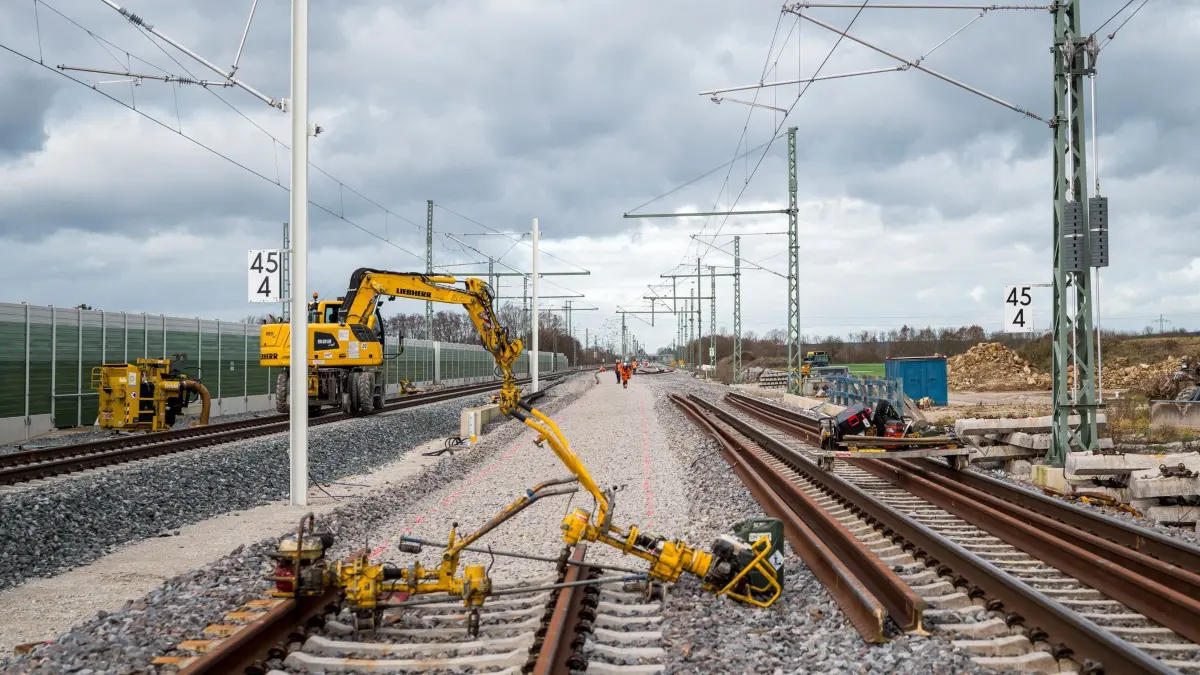 Bei Gleisarbeiten am Bahnhof an der Bahnbaustelle der ICE–Strecke zwischen Nürnberg und Bamberg wird das Gleis im Gleisbett neu verlegt. (zu dpa „Ausbau der ICE–Strecke durch Bamberg zieht sich weiter hin")