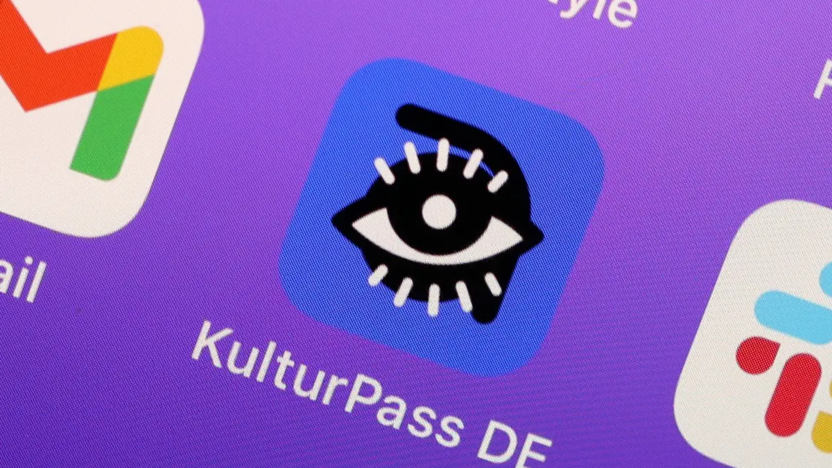 Blick auf die App „KulturPass DE“ auf einem Smartphone. Der Kulturpass für Jugendliche wird fortgeführt. Allerdings wird die Unterstützung für den Kauf etwa von Büchern und Kino–, Konzert– oder Museumstickets in diesem Jahr auf 100 Euro halbiert. (zu dpa „Kulturpass wird halbiert — Roth sieht „große Kraftanstrengung"»)