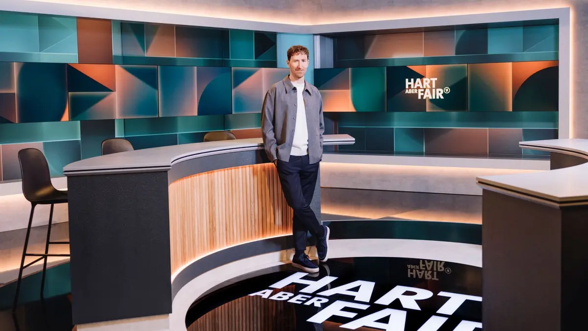 WESTDEUTSCHER RUNDFUNK KÖLN hart aber fair — Moderator Louis Klamroth © WDR/Julia Sellmann, honorarfrei — Verwendung gemäß der AGB im Rahmen einer engen, unternehmensbezogenen Berichterstattung im WDR–Zusammenhang bei Nennung „Bild: WDR/Julia Sellmann“ (S1+), WDR Kommunikation/Redaktion Bild, Köln, Tel: 0221/220 —7132 oder —7133, Fax: —777132, bildkommunikation@wdr.de / Weiterer Text über ots und www.presseportal.de/nr/6694 / Die Verwendung dieses Bildes für redaktionelle Zwecke ist unter Beachtung aller mitgeteilten Nutzungsbedingungen zulässig und dann auch honorarfrei. Veröffentlichung ausschließlich mit Bildrechte–Hinweis.