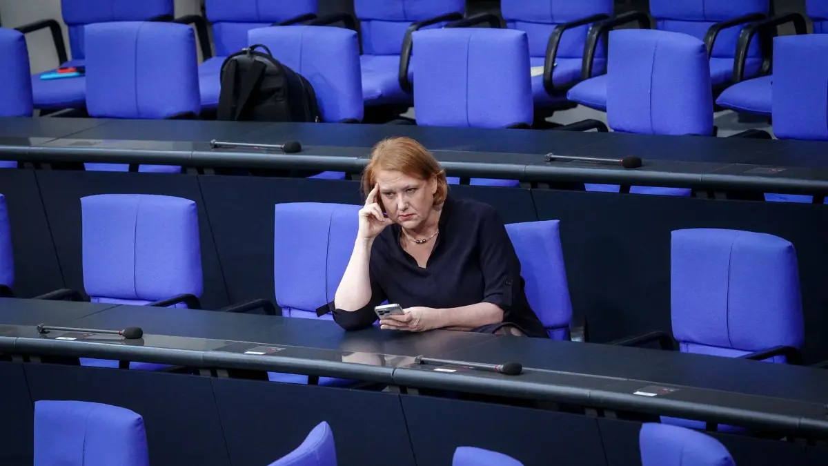 Lisa Paus (Bündnis 90/Die Grünen), Bundesministerin für Familie, Senioren, Frauen und Jugend, wartet im Bundestag auf den Beginn der Generaldebatte zum Etat des Bundeskanzlers und des Bundeskanzleramts.