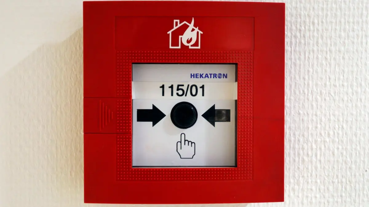 Ein Alarmknopf für einen Feuermelder. (zu dpa: „Mann wird aus Versehen im Keller eingeschlossen und drückt Feuermelder»)