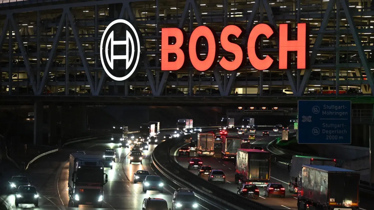 Das Logo des Technologiekonzerns Bosch leuchtet an einem Parkhaus am Flughafen über der Autobahn 8. Der Technologiekonzern und Autozulieferer Bosch legt am 7. Februar vorläufige Geschäftszahlen für das vergangene Jahr vor.