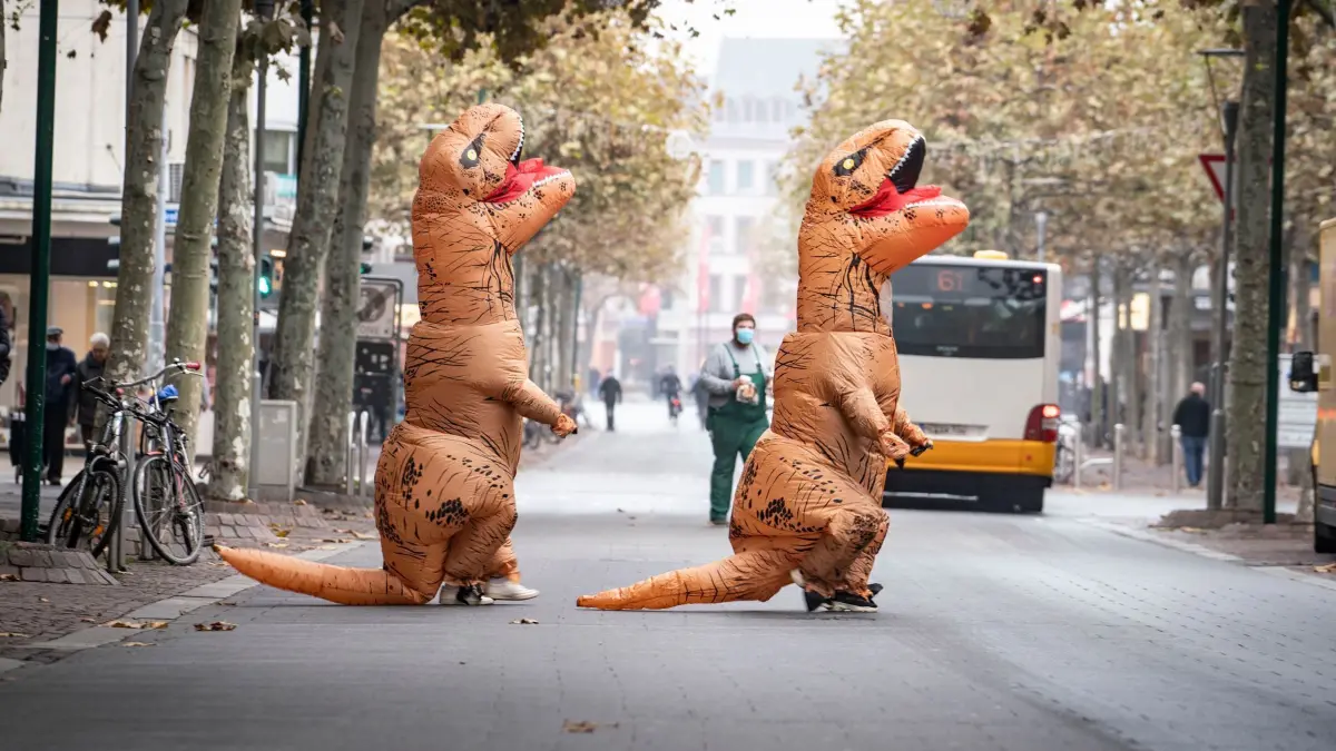 Dino–Duo extrem: Doch auch mit nicht ganz so opulenten Karnevalskostümen sollte man besser nicht ans Autosteuer. (zu dpa: „Welche Kostüme am Steuer verboten sind»)