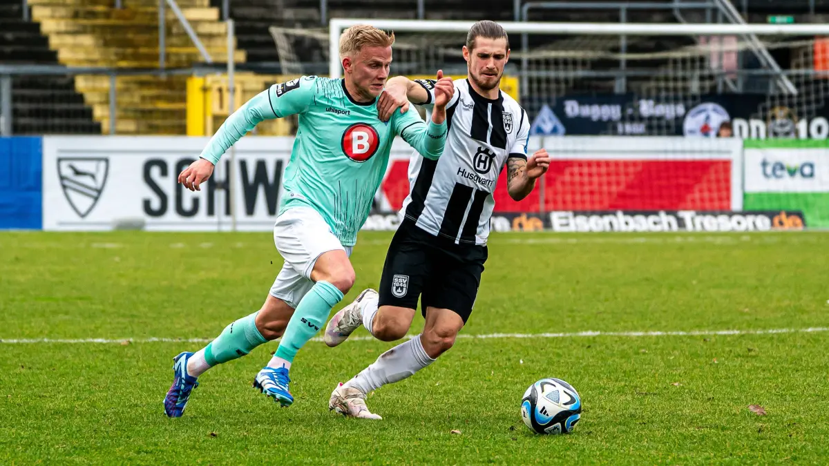 Dennis Chessa SSV Ulm 1846, 11 im Zweikampf mit Per Lockl SV Waldhof Mannheim, 20, SSV Ulm 1846 vs. SV Waldhof Mannheim, 3. Liga, Fussball, Herren, 10.02.2024 SSV Ulm 1846 vs. SV Waldhof Mannheim, 3. Liga, Fussball, Herren, 10.02.2024 Aalen *** Dennis Chessa SSV Ulm 1846, 11 in duel with Per Lockl SV Waldhof Mannheim, 20 , SSV Ulm 1846 vs SV Waldhof Mannheim, 3 Liga, Soccer, Men, 10 02 2024 SSV Ulm 1846 vs SV Waldhof Mannheim, 3 Liga, Soccer, Men, 10 02 2024 Aalen Copyright: xMichaelxSchmidtx EP_MST