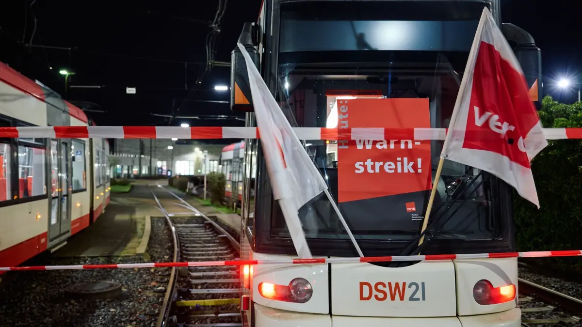 Straßenbahnen stehen vor einem Depot der Dortmunder Verkehrsbetriebe DSW21. Die Gewerkschaft Verdi ruft zu Warnstreik im Nahverkehr auf. Die Tarifverhandlungen werden am 16. Februar in Bochum fortgesetzt.