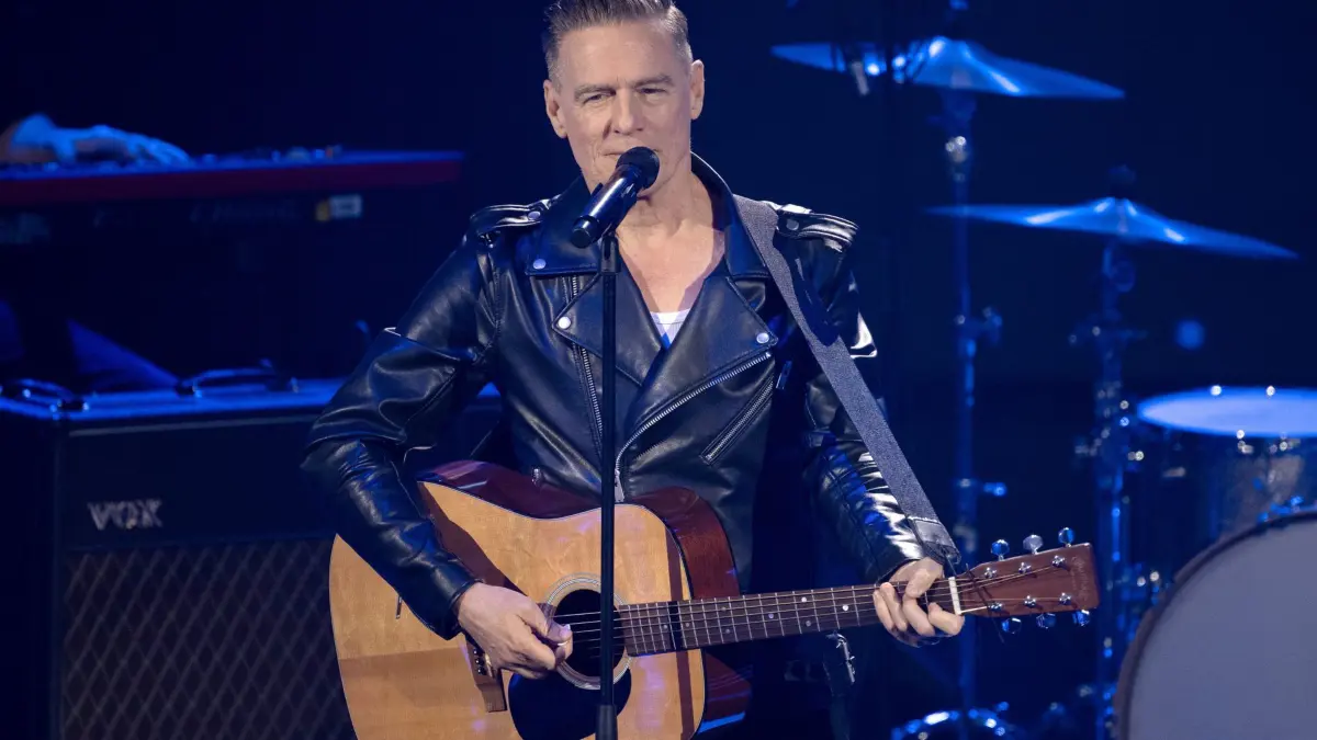 ARCHIV - 09.12.2023, Berlin: Bryan Adams, Musiker, singt während der TV-Spendengala "Ein Herz für Kinder". (zu dpa: «Bryan Adams kommt für mehrere Konzerte nach Deutschland») Foto: Sebastian Christoph Gollnow/dpa +++ dpa-Bildfunk +++