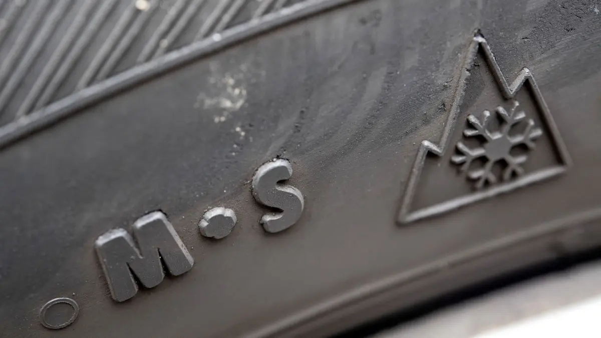 Ab Oktober muss das Bergpiktogramm auf einer Reifenflanke stehen, damit dieser der Winterreifenpflicht genügt. (zu dpa: „Bei Winterwetter reichen Reifen mit „M+S“-Symbol bald nicht mehr»)