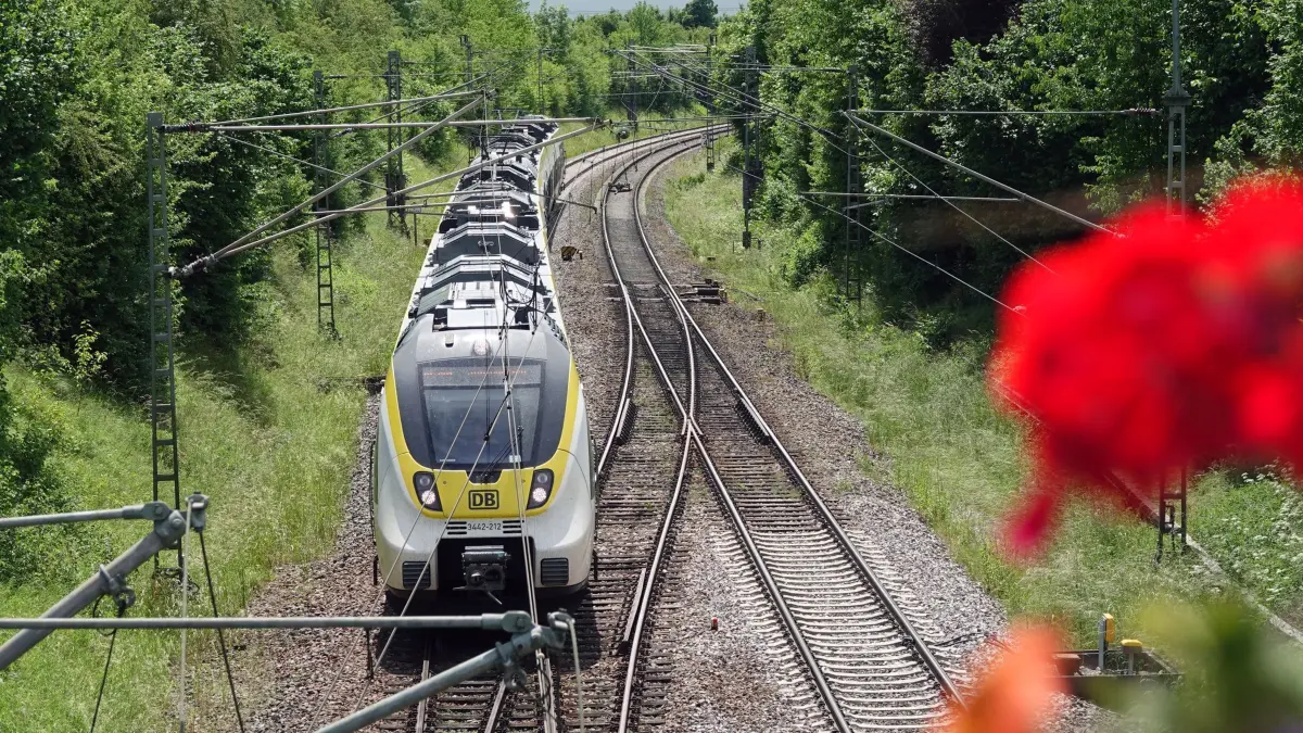 Ein Zug fährt auf der Gäubahnstrecke. Der zweigleisige Ausbau der Gäubahn zwischen Horb und Horb–Neckarhausen sowie für das neue elektronische Stellwerk in Horb gehen nicht so voran, wie geplant. (zu dpa: „Zweigleisiger Ausbau der Gäubahn verzögert sich»)