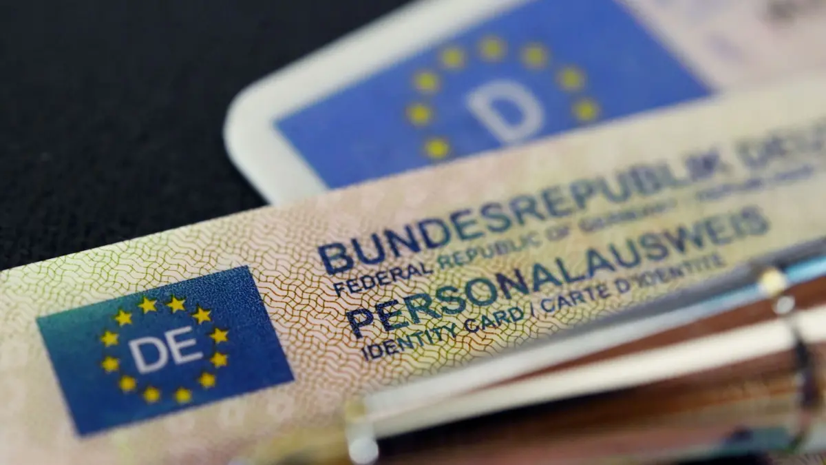 Ein Personalausweis der Bundesrepublik Deutschland liegt auf einem Führerschein. Bei der Digitalisierung der Verwaltung spielt der mit einem Chip ausgestattete Ausweis eine zentrale Rolle. (zu dpa: „Bundestag verabschiedet neues Onlinezugangsgesetz»)