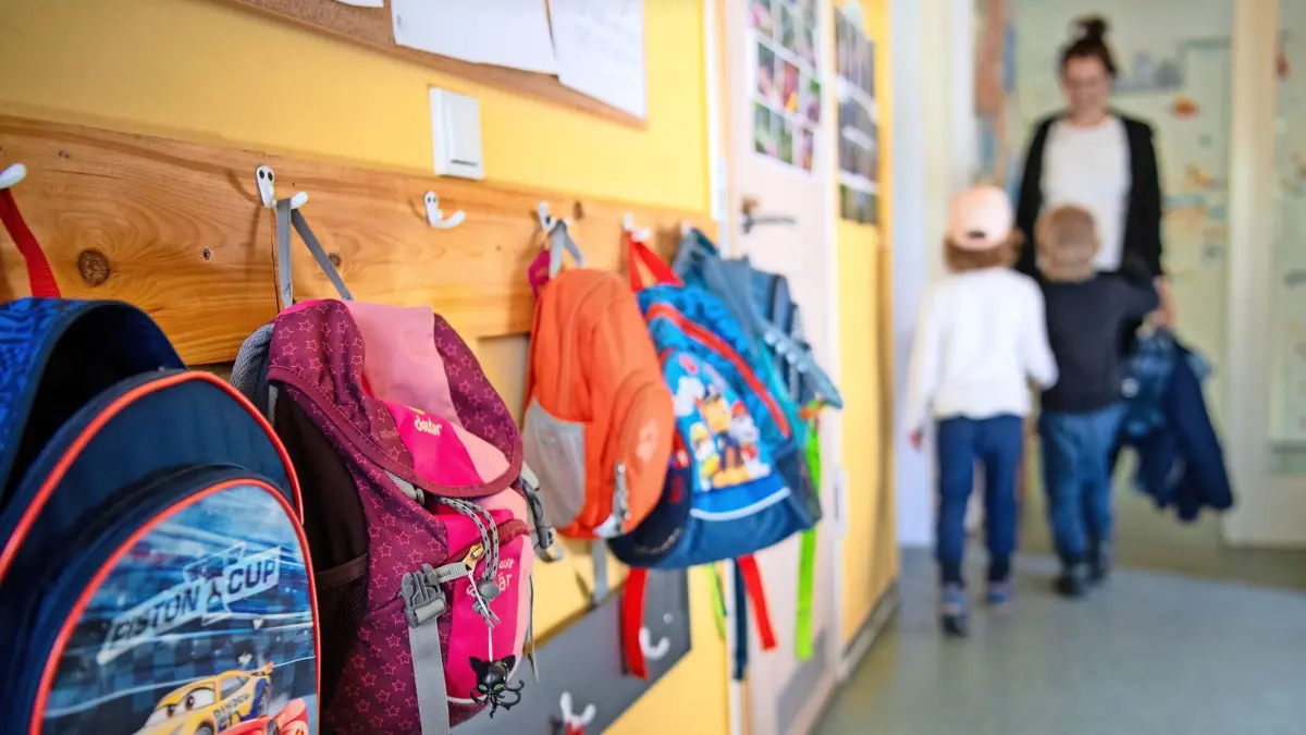 Kinderrucksäcke hängen im Eingangsbereich eines Kindergartens. (Zu «Kitas in Brandenburg sollen wieder für alle Kinder öffnen») +++ dpa-Bildfunk +++
