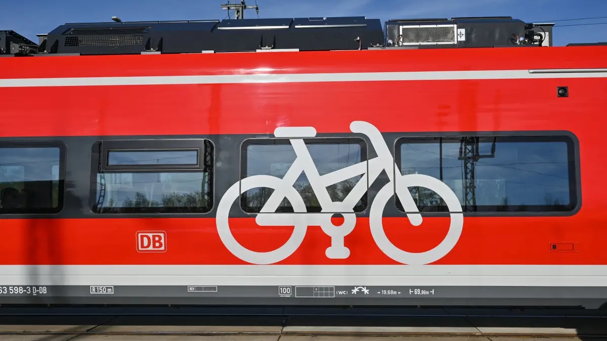 Ein Symbol in Form eines Fahrrades auf einem Zug der Deutschen Bahn signalisiert, dass Fahrräder mitgenommen werden können. (zu dpa: „Pilotprojekt: Bahn will mehr Tür–zu–Tür–Mobilität»)