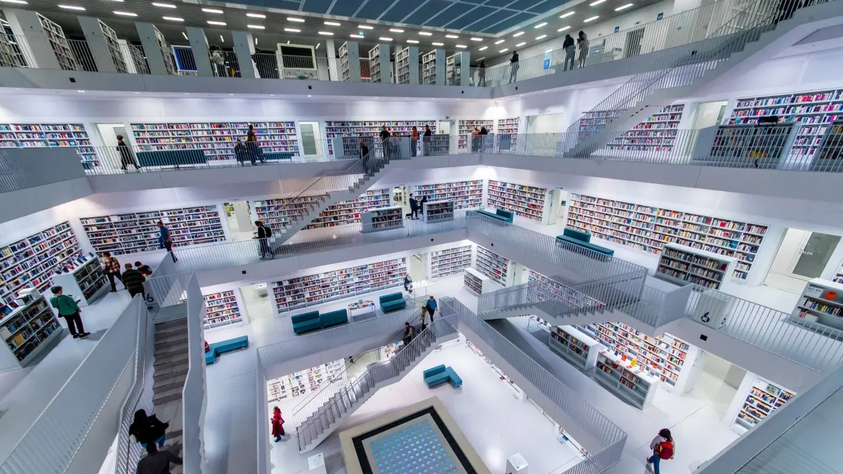 17.03.2023, Stuttgart: Besucher gehen bei der Nacht der Bibliotheken durch die Gänge der Stadtbibliothek. Foto: Lichtgut/Christoph Schmidt