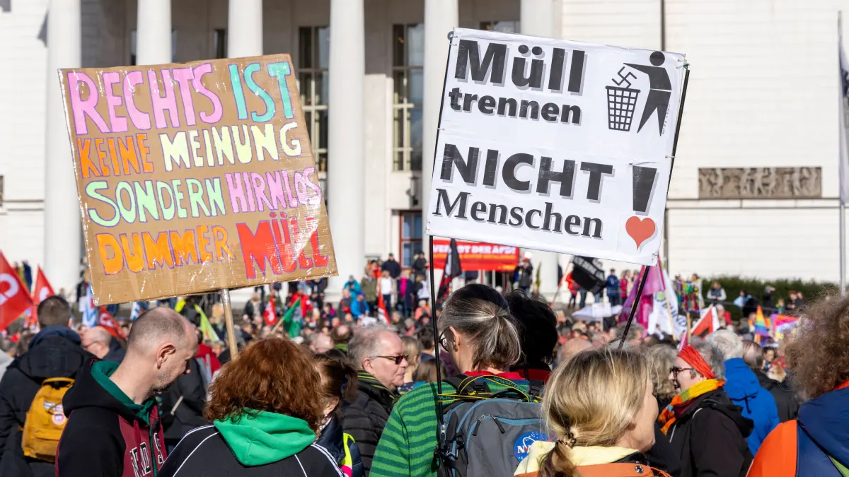 Demonstration gegen die AFD und Rechtsextremismus in Duisburg. 02.03.2024, EU, DEU, Deutschland, Nordrhein-Westfalen, Duisburg: nach der Veröffentlichung der Rechercheergebnisse von Correctiv am 10. Januar zu einem Geheimtreffen von AfD-Mitgliedern mit Personen der Identitären Bewegung, völkischen Nationalisten sowie Mitgliedern der CDU und der Werteunion am 25. November 2023, finden mehrere Großdemos gegen die AfD und Rechtsextremismus in ganz Deutschlandstatt statt. Unter dem Motto: Für Zusammenhalt und Vielfalt wollte der Deutsche Gewerkschaftsbund, in einem breiten Bündnis mit demokratischen gesellschaftlichen Gruppen, Glaubensgemeinschaften, Parteien, Vereinen, Künstlerinnen und Künstlern und Jugendverbänden, Schülerinnen u