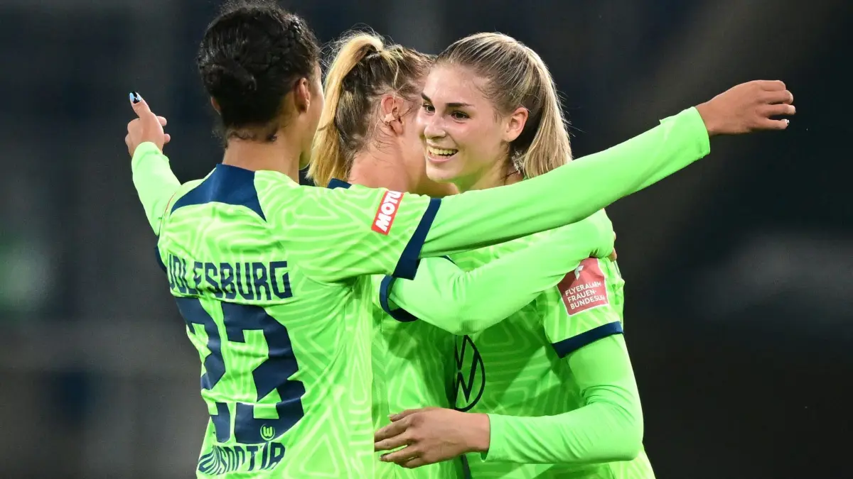 Fußball, Frauen: Bundesliga, TSG 1899 Hoffenheim — VfL Wolfsburg, 2. Spieltag, Dietmar–Hopp–Stadion. Die Wolfsburger Spielerinnen Sveindis Jonsdottir und Jule Brand freuen sich über ihren Sieg. Die Fußballerinnen des VfL Wolfsburg dürfen weiter vom zehnten DFB–Pokal–Triumph in Serie träumen. (zu dpa: „Frauen des VfL Wolfsburg und FC Bayern im Pokal–Halbfinale»)